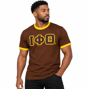 Camiseta marrón para hombre Iota Phi Theta con ribete amarillo, cuello redondo, manga corta, letras griegas bordadas, camiseta informal de algodón para fraternidad - Product Image 1