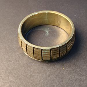 Brazalete de latón ancho con nervaduras y acabado en oro antiguo - Brazalete de metal texturizado hecho a mano - Estilo bohemio duradero - Product Image 6