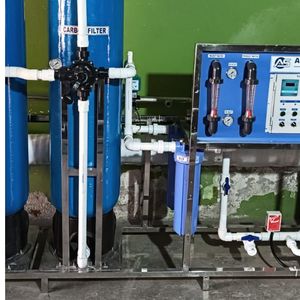 Station de traitement d'eau industrielle AquaShakti 2500L/h avec filtres à sable et à charbon, système RO - Product Image 1