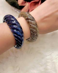Bracelet jonc en résine brillante de luxe pour femmes, bijoux de créateur modernes pour les détaillants et importateurs de boutiques - Product Image 2