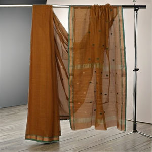 ผ้าส่าหรีผ้าฝ้ายผสมไหมสีน้ำตาลสวยหรูพร้อมขอบตัดสี |   ชุดประจำชาติอินเดียแบบดั้งเดิม |   งานรื่นเริง |   งานแต่งงาน |   ผู้ออกแบบชุดส่าหรีสำหรับงานปาร์ตี้ - Product Image 1