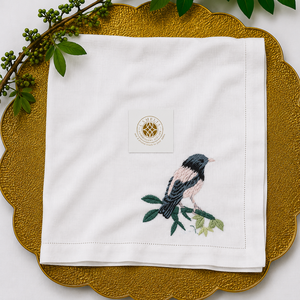 Servilleta de lino con diseño de golondrina, el bordado ligero aporta un encanto juvenil y vibrante. - Product Image 1