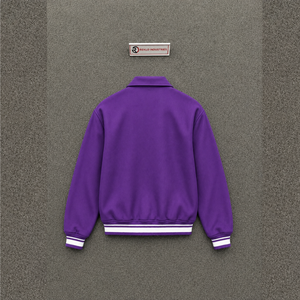 แจ็คเก็ตวาร์ซิตี้สีม่วงพรีเมียมสำหรับผู้ชาย เสื้อผ้าสตรีทแวร์สุดเทรนดี้ เสื้อคลุมลำลองสไตล์คนเมือง แจ็คเก็ตแขนยาวสไตล์สตรีท ดีไซน์เหนือกาลเวลา - Product Image 6