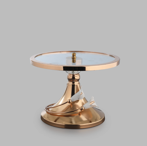 Charmant présentoir en métal doré avec bord extérieur cannelé et base évasée, disponible à prix de gros - Product Image 3