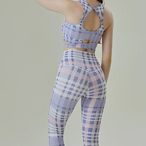 Conjunto de leggings y sujetador deportivo de poliéster de soporte medio para mujer, ropa de yoga y fitness, sin tirantes, con tiras cruzadas y corte alto en la cintura. - Product Image 4