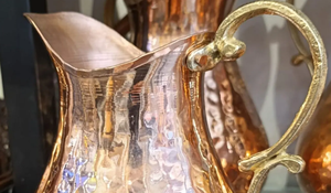 Pichet à Boissons en Cuivre au Design Martelé – Carafe Contemporaine Écologique pour Boissons Saines à Domicile, en Cuisine et lors de Fêtes - Product Image 3