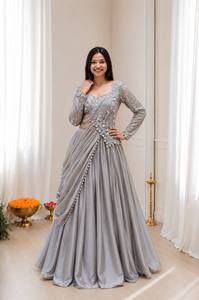 ชุดเลเฮนกาปักลายสีเทา พร้อมเสื้อแขนยาว ผ้าคลุมไหล่ ผ้าไหมลายรังโกลี ชุดสำหรับงานปาร์ตี้และงานแต่งงานสำหรับผู้หญิง - Product Image 2