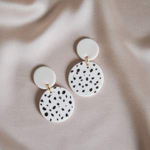 Boucles d'oreilles en résine élégantes, finition brillante, design moderne, durables, luxe, mode, par des artisans expérimentés, accessoires de bijoux - Product Image 2