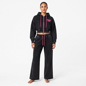 Ensemble décontracté deux pièces pour femme : crop top à capuche noir délavé et pantalon jogger large avec fermeture éclair rose et cordon de serrage - Product Image 1