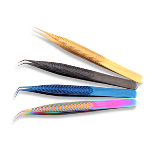 Pince à épiler pour cils en acier inoxydable japonais, fabriquée à la main, compacte et durable, pour un emballage professionnel personnalisé. - Product Image 4