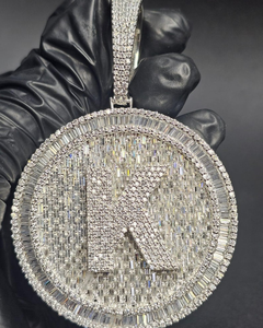 จี้รูปวงกลมแบบกำหนดเอง ประดับเพชร จี้ชื่อแบบกำหนดเอง เงินแท้ 925 จี้โมอิสซาไนต์แบบกำหนดเอง จี้ฮิปฮอป จี้เลขนำโชคแบบกำหนดเอง - Product Image 1