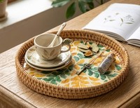 Plateau de service rond en rotin fait main, plateau décoratif tissé pour le petit-déjeuner avec motif de feuilles vertes et jaunes pour la cuisine, la table basse, la maison