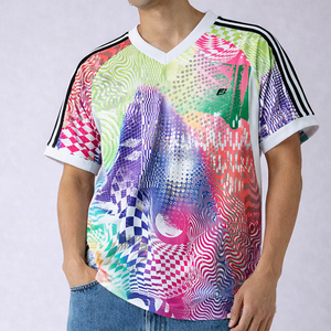 Camiseta Deportiva Transpirable de Manga Corta con Cuello en V Personalizada para Hombre, Estilo Americano de Fútbol Americano, Sublimación Premium - Product Image 2