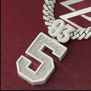 สร้อยคอฮิปฮอปแบบกำหนดเอง เงินแท้ 925 สำหรับทุกเพศ พร้อมจี้เพชรทรงบาแก็ตต์ 5 ตัวอักษรคู่ VVS มอยส์ซาไนต์ ประดับเพชรเต็มเส้น - Product Image 1