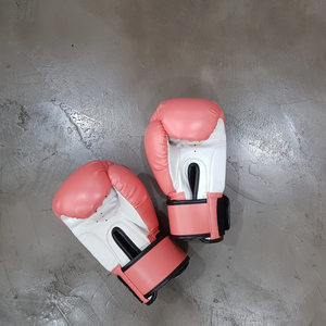 Gants de boxe respirants en PU rose et blanc, à doigts entiers, équipement d'entraînement durable pour toutes les saisons - Product Image 1
