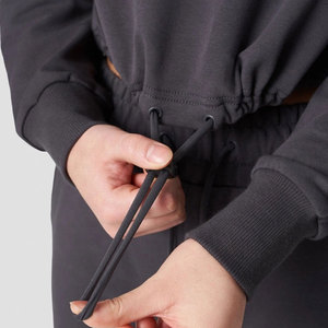 Ensemble de vêtements décontractés deux pièces pour femmes, comprenant un sweat à capuche court et un short, avec logo personnalisé, respirant et léger, vente en gros - Product Image 5