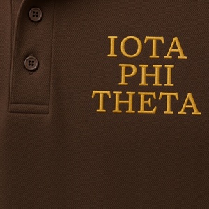 เสื้อโปโลผู้ชาย Iota Phi Theta สีน้ำตาล ปักตัวอักษรสีทอง แขนสั้น คอปก ผ้าปิเก้ เสื้อผ้าลำลองสำหรับกลุ่มพี่น้องนักศึกษา - Product Image 6