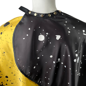 Capa de Peluquería con Estampado de Salpicaduras Negras y Amarillas, Diseño de Cara Xo, Poliéster Resistente al Agua - Product Image 3