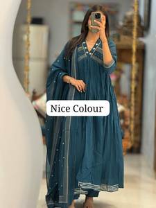 Magnifiques ensembles de costumes en pur coton 60/60, comprenant un haut et un pantalon avec dupatta, parfaits pour le quotidien et les fêtes de bureau, en promotion. - Product Image 4