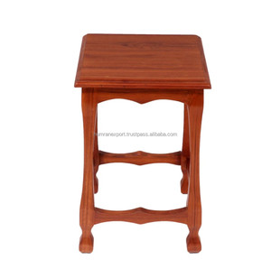 เก้าอี้ไม้เนื้อแข็งที่มีผิวธรรมชาติเหมาะสำหรับการนั่งแสดงหรือเพิ่มตัวละครให้กับห้อง - Product Image 1