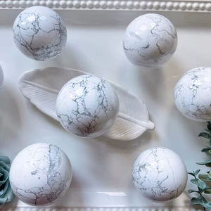 Sphère en howlite blanche naturelle polie de haute qualité 5-7 cm, pierre de guérison pour la méditation, le Reiki, la décoration intérieure, vente en gros - Product Image 3