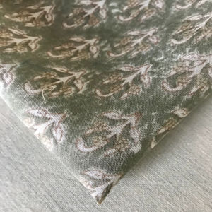ผ้าฝ้ายพิมพ์ลายด้วยมือ – ลายดอกไม้เล็กๆ แบบบูติ |   ผ้าทอสีเขียวเซจแบบอินเดีย - Product Image 1
