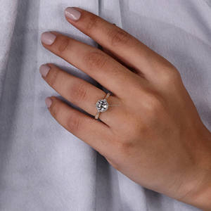 Anillo de compromiso de Halo redondo hecho a mano para mujer con diamante cultivado en laboratorio Regalo de aniversario de boda de moda Estilo pavimentado de oro certificado IGI - Product Image 2