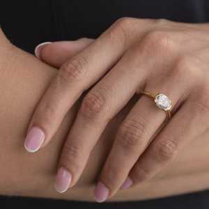 Bague de fiançailles solitaire en diamant de laboratoire ovale East West – 1 carat, sertissage demi-cerclé - Product Image 5