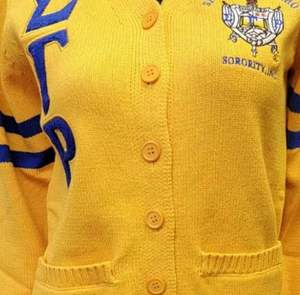 เสื้อคาร์ดิแกนสีเหลืองสำหรับผู้หญิง Sigma Gamma Rho คอวี แขนยาว ปักโลโก้ตัวอักษร ผ้ากันยับ แห้งเร็ว สไตล์วินเทจ - Product Image 3