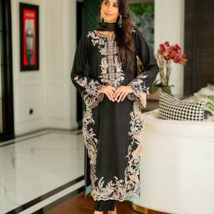 Ensemble de kaftan long élégant pour femmes en rayonne satinée pure avec broderies de qualité supérieure, détails découpés élégants, manches fantaisie, et - Product Image 3