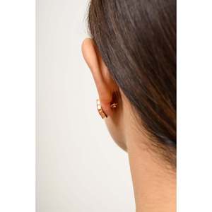 Pendientes de Oro Blanco de 18K con Ónix en Forma de Trébol y Diamantes Pavé - Product Image 5