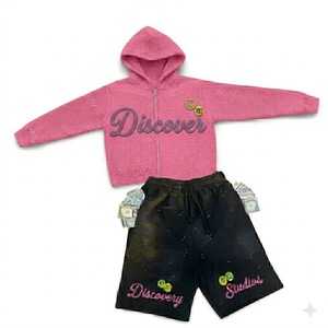 Découvrez l'ensemble de survêtement Impex : sweat à capuche jaune zippé, short noir imprimé pailleté, tenue décontractée pour le printemps, manches longues. - Product Image 4