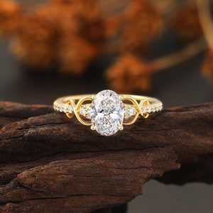 Anillo de compromiso, boda o aniversario clásico para mujer, de oro amarillo de 9 quilates, con diamante ovalado cultivado en laboratorio. - Product Image 3