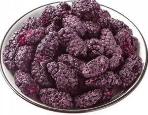 Snack de moras orgánicas deshidratadas al vacío, crujientes y ligeras, con sabor naturalmente dulce y ácido, frutos auténticos para batidos, repostería y cereales, envasado al vacío. - Product Image 1