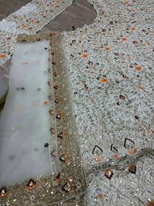 Lehenga Choli de luxe blanc brodé avec dupatta en tulle – Travaux de broderie Zari et fils multicolores de haute qualité pour mariée et mariage - Product Image 5