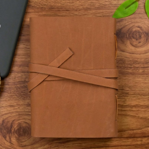 Journal artisanal vintage A5 avec plumes |   Carnet de notes écologique avec fermeture à cordon, couverture gravée rustique, journal cadeau A5 - Product Image 2