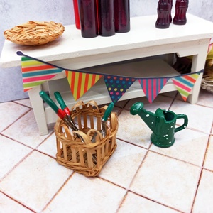 Miniatura 1:12 casa de muñecas escala niños juguete con cestas de plástico botellas regadera tijera Pala y bambú accesorios DIY - Product Image 6