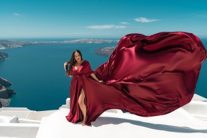 Vestido de satén con cola de barrido, estilo A, color caramelo, para sesión de fotos en Santorini, ideal para vacaciones y fotografía. - Product Image 3