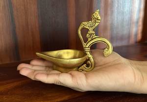 Lámpara Diya Tradicional de Metal con Asa Decorativa de Pavo Real, Acabado Dorado, Decoración India Pooja Deepak, para Templo Religioso - Product Image 4