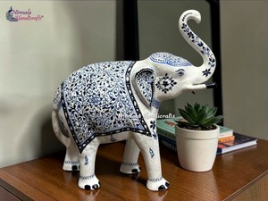 Statue de cheval en poterie bleue artisanale avec motif floral, décoration de table ou de bureau traditionnelle indienne - Product Image 1