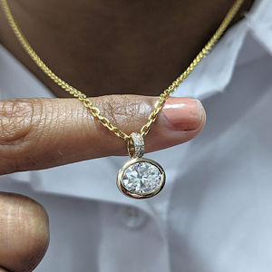 Colgante de boda con diamante cultivado en laboratorio de corte ovalado de 2 quilates con engaste de bisel para mujer, colgante de diamante de estilo vintage en oro amarillo macizo de 14 quilates. - Product Image 1