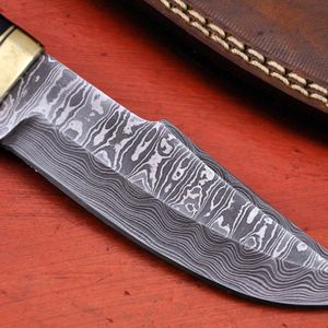 Couteau de chasse à lame fixe en acier Damas, fait main, pour la survie en plein air, le bushcraft et le camping, avec étui en cuir et poignée ergonomique - Product Image 6