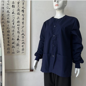 Blouse médicale unisexe personnalisée à boutons, manches longues, bleu pétrole, haut de survêtement pour médecin, 100 % polyester/rayonne, haute qualité - Product Image 4