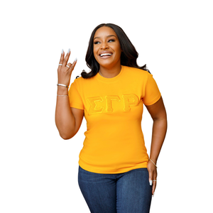 Camiseta Sigma Gamma Rho con Letras Griegas Doradas en Chenille para Mujer, Bordado ΣΓΡ, Mezcla de Algodón, Manga Corta, Estilo Casual y Elegante - Product Image 1