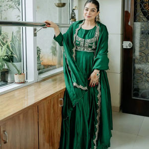 Compra al por mayor: Vestido Anarkali de seda chinon pesada para mujer con chaqueta, lentejuelas y conjunto de 3 piezas con dupatta, completamente cosido, listo para usar. - Product Image 1