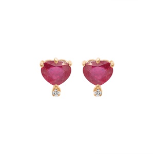 Boucles d'oreilles clous en or jaune massif 14 carats avec rubis naturel en forme de cœur et accent de diamants sertis à griffes, collection Memoria Jewels, vente en gros - Product Image 2