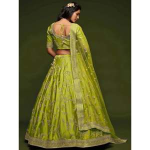 Glamuroso Lehenga Choli de Seda Verde Bordado para Bodas, Talla Grande - Product Image 3