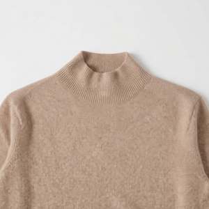 Suéter de punto con cuello medio alto en color beige camel, mezcla de lana suave, jersey personalizado para hombre, ropa de punto OEM ODM. - Product Image 4