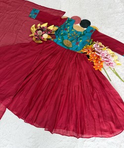 Robe de soirée élégante en mousseline de soie rouge, coupe trapèze, avec corsage brodé bleu sarcelle, manches longues, longueur ras du sol, taille naturelle, respirante DHANLAXMI DS31 - Product Image 3