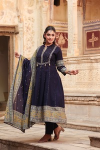 Ensemble de costume Anarkali en coton bleu marine de qualité supérieure 60x60 avec dupatta à bordure imprimée, tenue ethnique de créateur pour femmes, look festif - Product Image 3